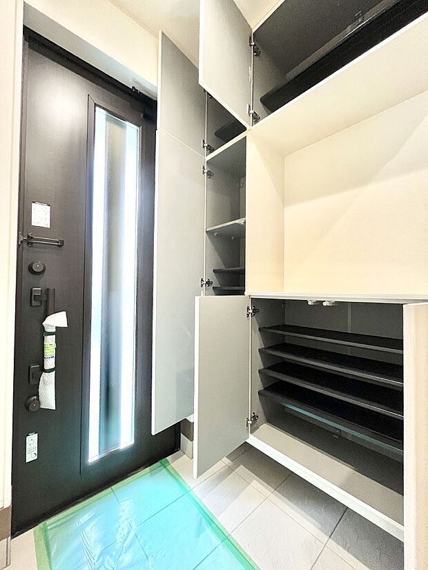 たっぷり収納できるシューズボックスで家族全員の靴も、玄関すっきり。  