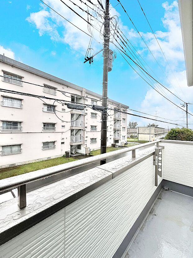 南向きのバルコニー！ご家族の洗濯物はもちろん、お布団もたっぷり干せます！