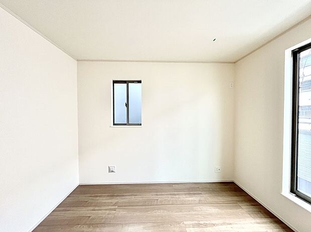 バルコニーが開放感をプラスしてくれる洋室  