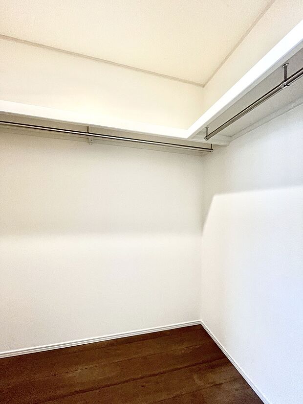 ウォークインクローゼット付きで生活空間を広く利用できます。