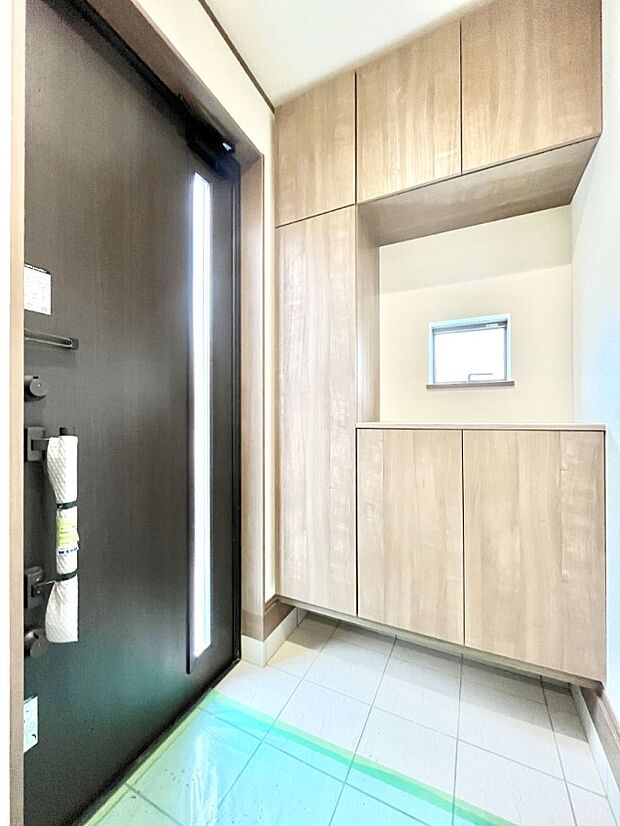 ◆A号棟◆〜Entrance〜　家の中でお客様を迎える最初の場所である玄関は、家の印象そのものです！豊富な玄関収納で、常に綺麗に保つことが出来ます♪玄関にはたっぷり収納の下駄箱を完備！