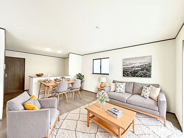 ◆A号棟◆〜Living〜　家族の会話や笑顔が行き交うリビングです。大きなソファやダイニングテーブルでゆったり食事をしたりくつろぎたい♪そんな夢が叶えられる空間です！※家具はCGです