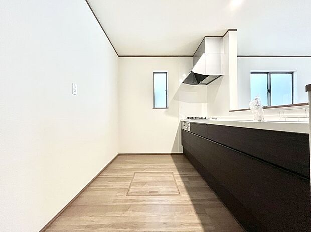 ◆A号棟◆〜Kitchen〜　自然光が入る窓のあるキッチン☆毎日使う場所だからこそ、使い勝手を考慮しました。ゆったりとしたキッチンコーナーは質感豊かな仕上がりとなっております。