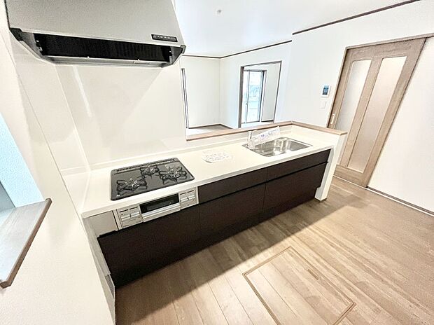 ◆A号棟◆〜Kitchen〜　「さぁ今日は何を作ろう」こんなキッチンなら思いっきり料理ができちゃいます。キッチンからはリビングが一望できます。家族がつながるお家がここにございます。