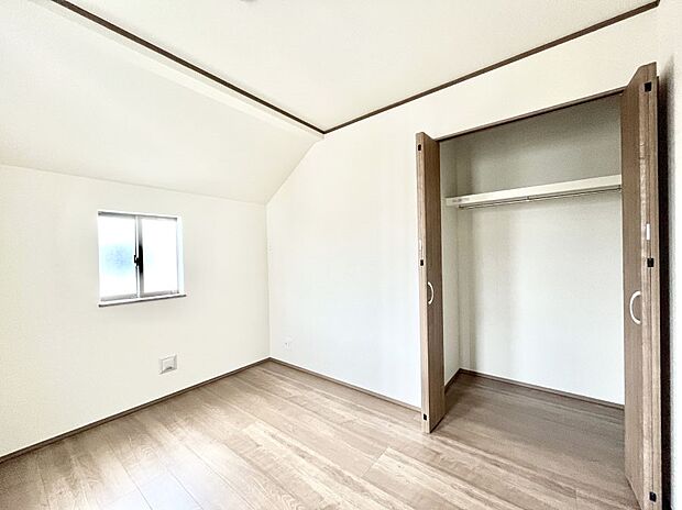 ◆A号棟◆〜Bed Room〜  全居室には収納クローゼットを完備！普段使いのお洋服や小物はもちろん、季節物のお洋服などもしっかりと整理整頓おしまい頂けます。  居室空間を広く使用できますね。