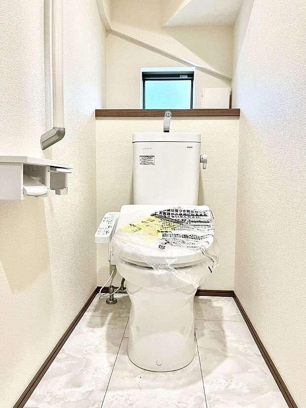 ◆A号棟◆〜Toilet〜　清潔感のある水回り♪トイレはウォシュレット付きです◎トイレは毎日使わざるを得ないもの。いつも清潔を保ちたいですね。トイレが2ヶ所あるので朝の混雑時に便利です！