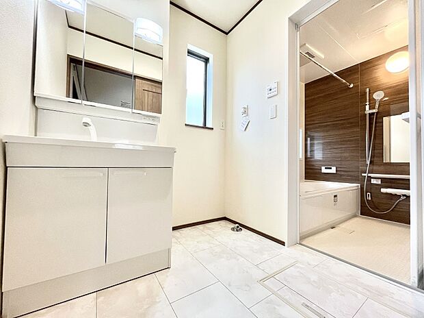 ◆A号棟◆〜Dressing Room〜　暗くなりがちな洗面所も窓があると採光と換気が可能なので気持ちよくお使い頂けます。三面鏡タイプの洗面台は鏡裏収納で散らかりがちな洗面所もスッキリ♪