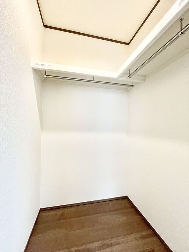 ◆A号棟◆〜Walk-in Closet〜　たくさんの洋服をかけてもシワになりにくいウォークインクローゼット。洋服以外にも、普段使わない家電やスーツケース、ストック品など何でも片付く嬉しい空間です。