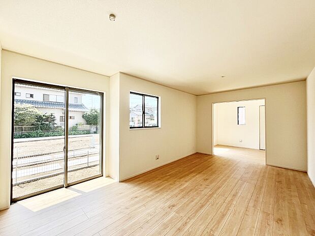 ◆A号棟◆〜Living〜　飽きの来ないシンプルでおしゃれなLDK。大きな窓から日差しが差し込むので室内も明るく、家族の憩いの場としてピッタリです。開放感と日当たりの良さを是非ご覧ください！