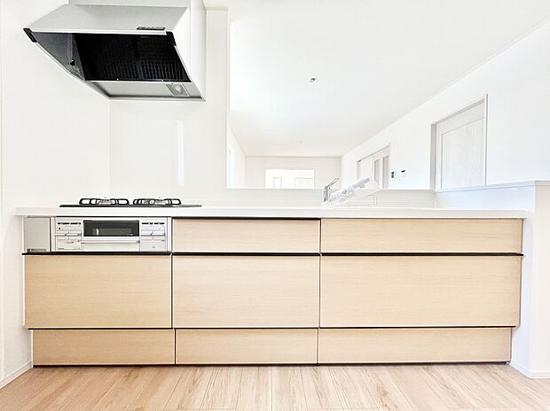 ◆A号棟◆〜Kitchen〜　広くて使いやすいキッチンなら家族でいっしょに料理をつくったり、後片付けも手間なくできちゃいます♪収納もたっぷりあるので、いつもすっきりと清潔な印象を保てます。