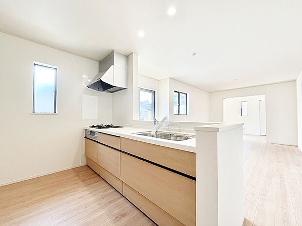 ◆A号棟◆〜Kitchen〜　自然光が入る窓のあるキッチン☆毎日使う場所だからこそ、使い勝手を考慮しました。ゆったりとしたキッチンコーナーは質感豊かな仕上がりとなっております。