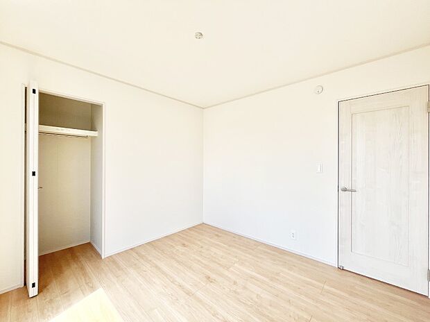 ◆A号棟◆〜Bed Room〜 全居室には収納クローゼットを完備!普段使いのお洋服や小物はもちろん、季節物のお洋服などもしっかりと整理整頓おしまい頂けます。 居室空間を広く使用できますね。