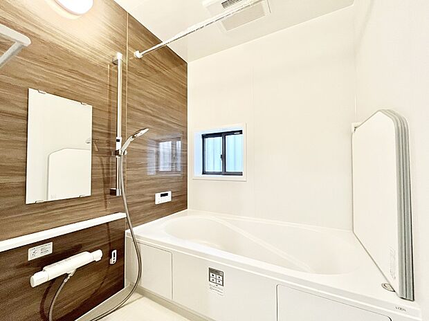 ◆A号棟◆〜Bath Room〜 広々とした雰囲気の良いバスルーム。 お子様と一緒にお風呂に入る楽しみ、思い出の一ページが刻まれる大切な瞬間。 日々の疲れをリフレッシュできそうです。