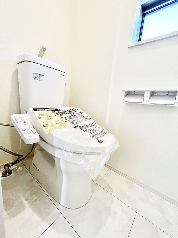 ◆A号棟◆〜Toilet〜 清潔感のある水回り♪トイレはウォシュレット付きです◎トイレは毎日使わざるを得ないもの。いつも清潔を保ちたいですね。トイレが2ヶ所あるので朝の混雑時に便利です!
