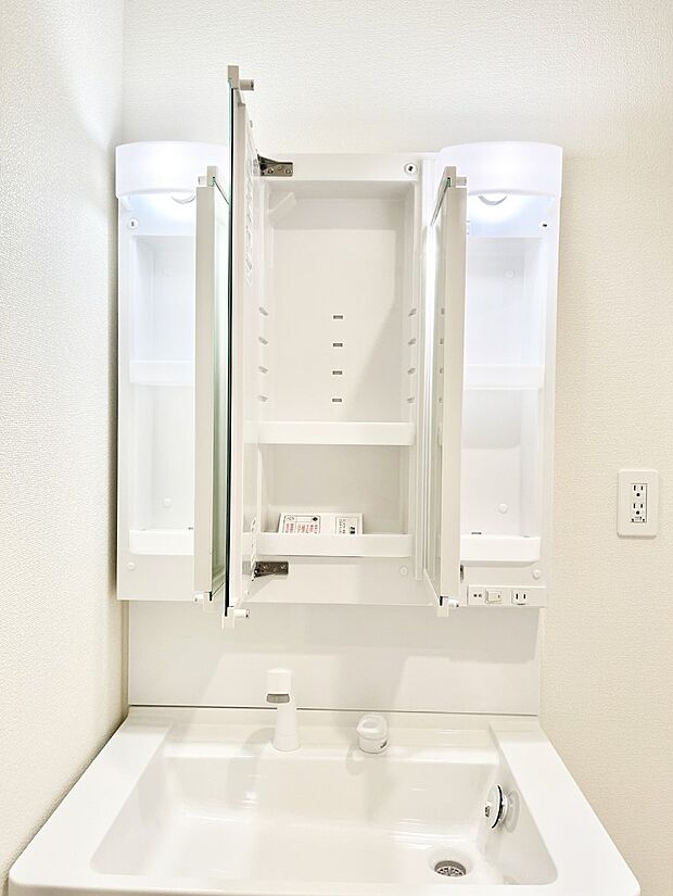 ◆A号棟◆三面鏡の裏に、化粧品や衛生用品などを収納可能。洗面台をすっきりと保ちます！