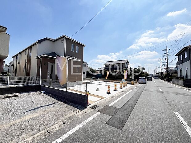 〜Exterior〜 前面道路:西 7.39m 公道 前面道路は閑静な住宅地をはしる車通りの少ない道路。駐車の出し入れもらくらくです!ご不明点・現地見学のご希望は、お気軽にお問い合わせください!
