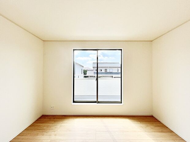 ◆A号棟◆〜Bed Room〜　木の温もりがやさしいフローリングは安らぎをもたらすプライベート空間。明るめのフローリングですので、壁紙ともマッチし、お部屋を更に広く見せてくれる効果も。