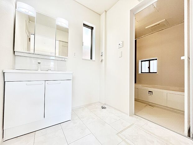 ◆A号棟◆〜Dressing Room〜　暗くなりがちな洗面所も窓があると採光と換気が可能なので気持ちよくお使い頂けます。三面鏡タイプの洗面台は鏡裏収納で散らかりがちな洗面所もスッキリ♪