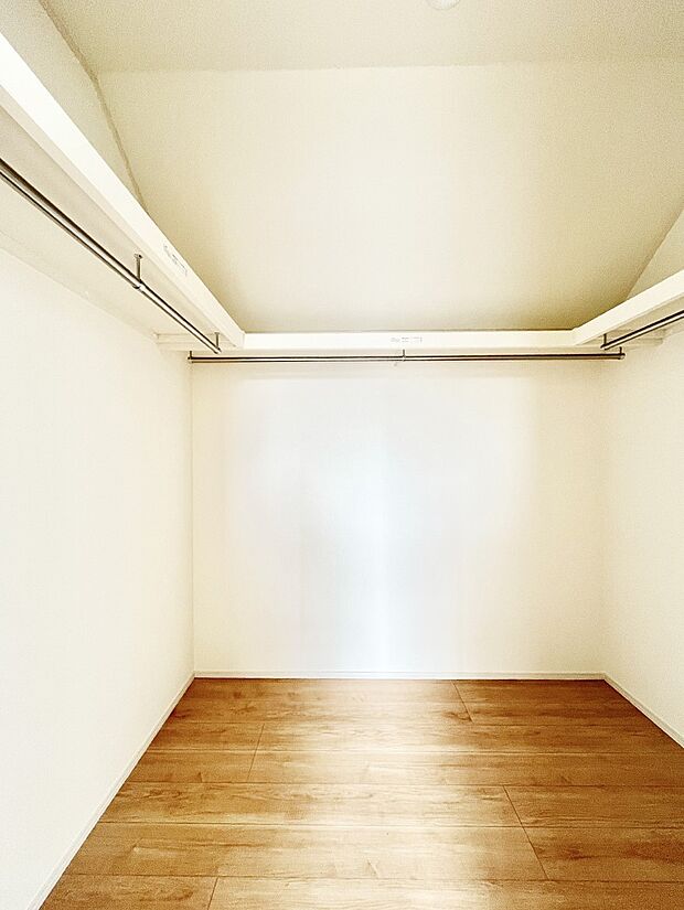 ◆A号棟◆〜Walk-in Closet〜 たくさんの洋服をかけてもシワになりにくいウォークインクローゼット。洋服以外にも、普段使わない家電やスーツケース、ストック品など何でも片付く嬉しい空間です。
