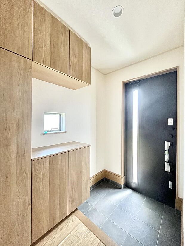 〜Entrance〜 家の中でお客様を迎える最初の場所である玄関は、家の印象そのものです!豊富な玄関収納で、常に綺麗に保つことが出来ます♪玄関にはたっぷり収納の下駄箱を完備!