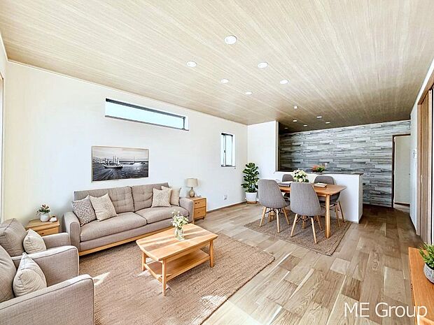 〜Living〜 家族の会話や笑顔が行き交うリビングです。子供が走ってる姿を見ながら、大きなソファやダイニングテーブルでゆったり食事をしたりくつろぎたい♪そんな夢が叶えられる空間です!※家具はCGです