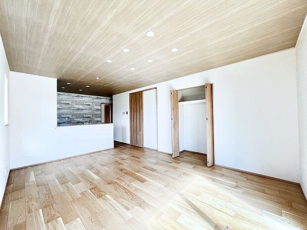 〜Living〜 家族の食事や団らんのほか、子どもを遊ばせたり、友人を招いたりするLDKは住まいの中心。長時間過ごす場所だから、その空間は住まい全体の居心地を左右します。