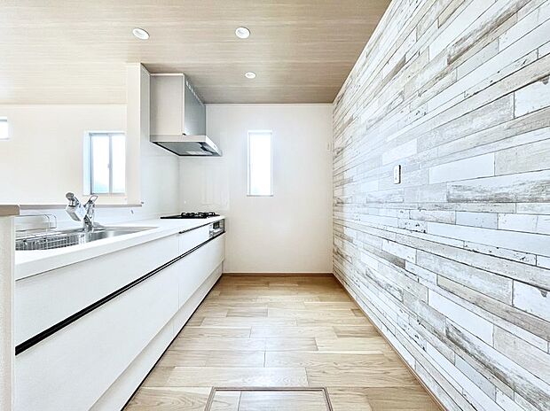 〜Kitchen〜 自然光が入る窓のあるキッチン☆毎日使う場所だからこそ、使い勝手を考慮しました。ゆったりとしたキッチンコーナーは質感豊かな仕上がりとなっております。