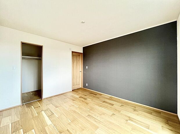 〜Bed Room〜　「今日も一日お疲れ様」とご夫婦でゆったりくつろげる寝室。毎日の家事やお仕事に疲れた日はフカフカのベットで癒されてください。テレビや本棚をおいても快適な広さが自慢♪