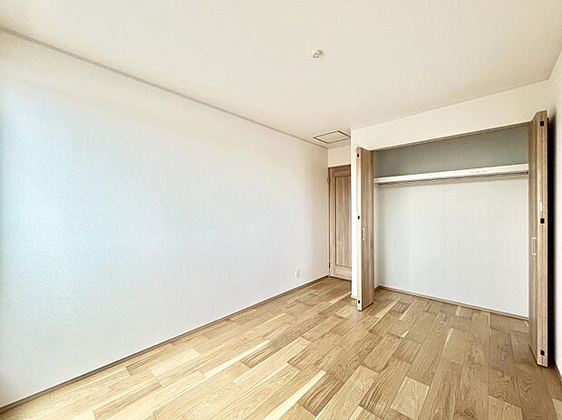 〜Bed Room〜 子供部屋はお子様にとって大変重な役割があります。子供一人で過ごす空間を与えることで、宿題や勉強時間も自然と増えまた自ら部屋の片付けや掃除なども促すことに繋がります。