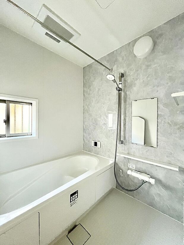 〜Bath Room〜 ゆったりと足を伸ばして入浴することが可能!一日の疲れを癒す貴重なバスタイムです。お子様とご一緒でも十分な広さなので、リビングとは違った家族団欒のひと時をお楽しみいただけます。