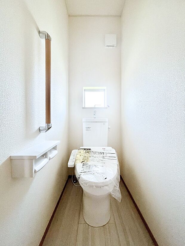 〜Toilet〜 綺麗・スッキリ・快適なウォシュレット付トイレでくつろげる空間です。1、2階共にトイレスペース!採光もあり明るく、快適空間となっております♪毎日使う場所だからこその配慮です!