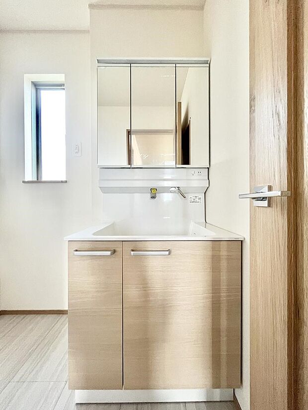 〜Dressing Room〜 清潔感溢れる色合いで統一されていると、スッキリと整った印象をうけます。 鏡の裏にはたっぷりと収納スペースを標準装備! 水廻りは、シンプルかつ機能性を重視して。