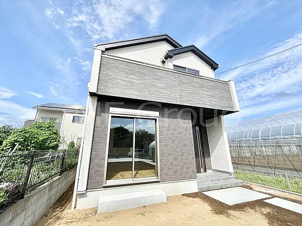 〜Exterior〜　一戸建ての大きなメリットは、自分達の「土地」を「自由に」使える事です。ガーデニングやＤＩＹ，車やバイクの趣味など様々な用途で利用できます。