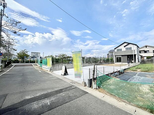 〜Exterior〜　前面道路：南西 5.8m 公道　前面道路は閑静な住宅地をはしる車通りの少ない道路。駐車の出し入れもらくらくです！ご不明点・現地見学のご希望は、お気軽にお問い合わせください！