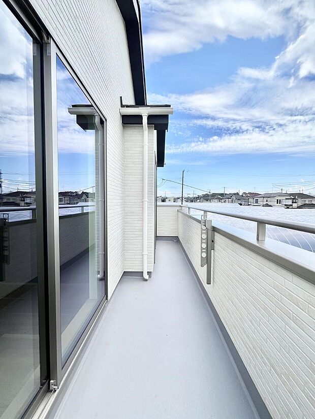 〜Balcony〜 南向きのバルコニーの前には雲以外に太陽を遮るものがありません。お洗濯物も乾きやすく、何より明るく気持ちのいい光が入ってきます。家族全員分の洗濯物も一気に干せます。