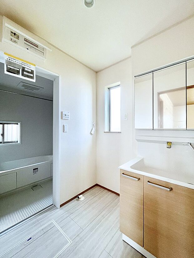 〜Dressing Room〜 暗くなりがちな洗面所も窓があると採光と換気が可能なので気持ちよくお使い頂けます。三面鏡タイプの洗面台は鏡裏収納で散らかりがちな洗面所もスッキリ♪