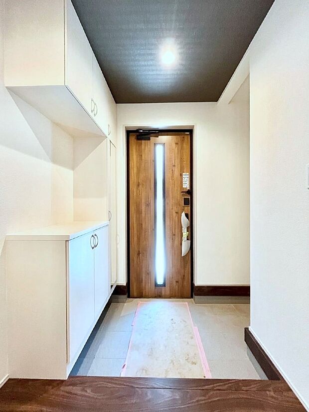 〜Entrance〜　玄関は家の顔といわれますが我が家のセンスをさりげなく感じさせる魅力ある玄関造りも楽しみの一つ。帰宅する度に家族がほっとできる心地よい空間造りも大切ですね♪