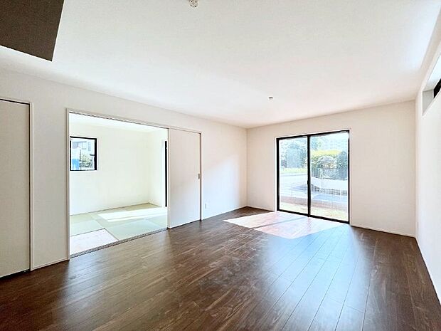 〜Living〜  豊かな陽光がこの場所を照らしだす。  光溢れるこの空間はみんなの笑顔が集う場所、時を忘れ、つきることのないたわいもない会話を楽しむ時間、たくさんの思いが綴られる場所。