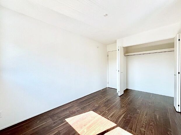 〜Bed Room〜  全居室には収納クローゼットを完備！普段使いのお洋服や小物はもちろん、季節物のお洋服などもしっかりと整理整頓おしまい頂けます。  居室空間を広く使用できますね。
