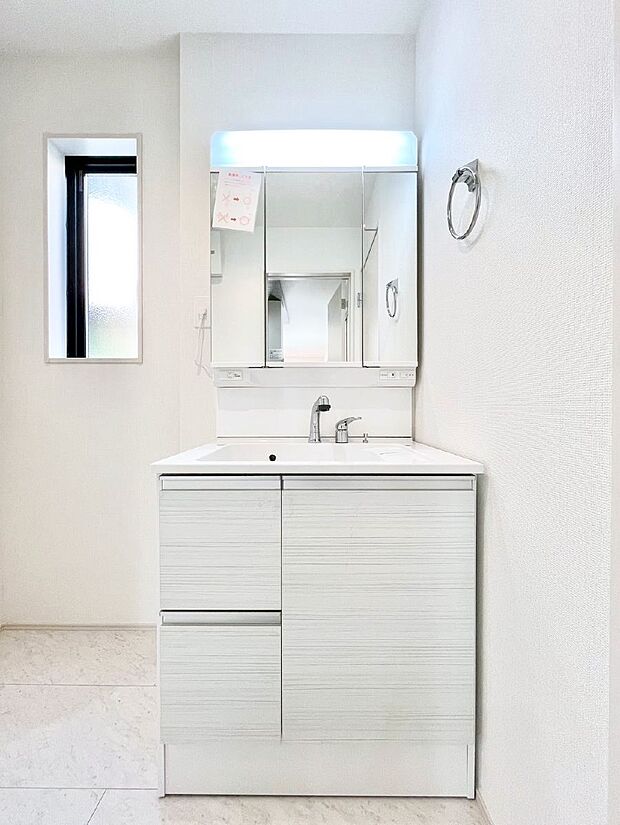 〜Dressing Room〜  清潔感溢れる色合いで統一されていると、スッキリと整った印象をうけます。  鏡の裏にはたっぷりと収納スペースを標準装備！  水廻りは、シンプルかつ機能性を重視して。
