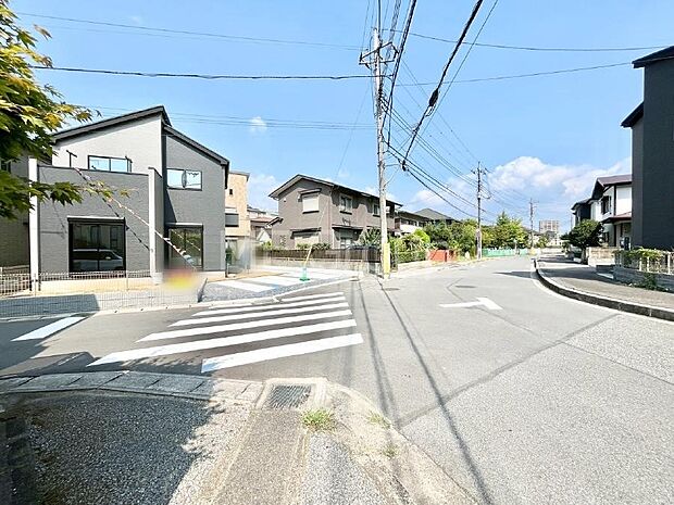 〜Exterior〜　前面道路：南 5.04m 公道　前面道路は閑静な住宅地をはしる車通りの少ない道路。駐車の出し入れもらくらくです！ご不明点・現地見学のご希望は、お気軽にお問い合わせください！
