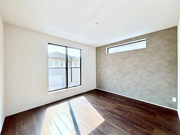 〜Bed Room〜　バルコニーからの採光で朝もスッキリ目が覚めそうですね！穏やかな光が差し込む室内には、穏やかな時間が流れます。休日には、落ち着いた空間で自分の趣味を楽しむのはいかがですか。