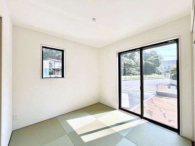 〜Japanese Room〜　LDK隣接の和室は、アイロンがけなど奥様の家事スペースとして、また小さなお子様のいるご家庭ではお昼寝やおむつ替えの場としてご活用いただけます。