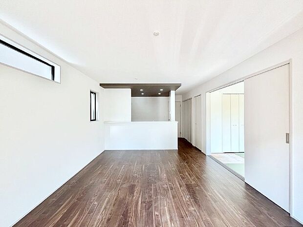 〜Living〜　家族の食事や団らんのほか、子どもを遊ばせたり、友人を招いたりするLDKは住まいの中心。長時間過ごす場所だから、その空間は住まい全体の居心地を左右します。