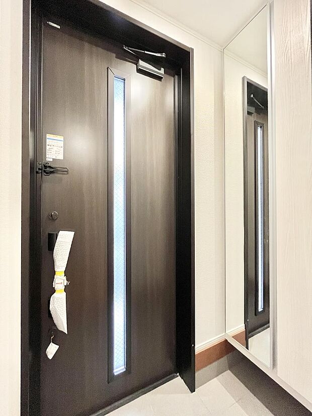〜Entrance〜 下駄箱ミラー付なので、お出かけ前の身だしなみチェックに◎♪玄関はお客様をお出迎えする一番最初の場所、帰ってくる時に入る最初の場所。そんな場所だからこそ、より良い空間に…♪