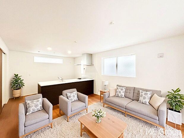 〜Living〜 家族の食事や団らんのほか、子どもを遊ばせたり、友人を招いたりするLDKは住まいの中心。長時間過ごす場所だから、その空間は住まい全体の居心地を左右します。 ※家具はCGです