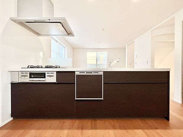 〜Kitchen〜 会話が弾むリビング、料理が愉しくなるキッチン。家は、ただ生活する場ではなく、暮らしを愉しく、快適にする場所。笑顔の毎日、安らぎの日々のために、最新の設備・仕様を採用。