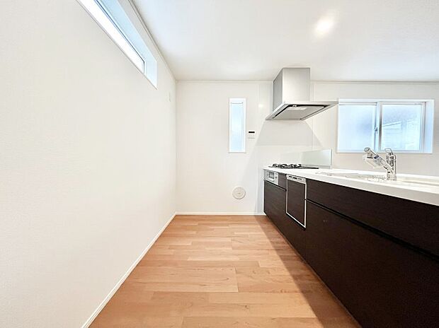 〜Kitchen〜 自然光が入る窓のあるキッチン☆毎日使う場所だからこそ、使い勝手を考慮しました。ゆったりとしたキッチンコーナーは質感豊かな仕上がりとなっております。