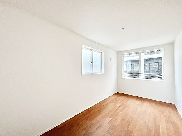 〜Bed Room〜 木の温もりがやさしいフローリングは安らぎをもたらすプライベート空間。明るめのフローリングですので、壁紙ともマッチし、お部屋を更に広く見せてくれる効果も。