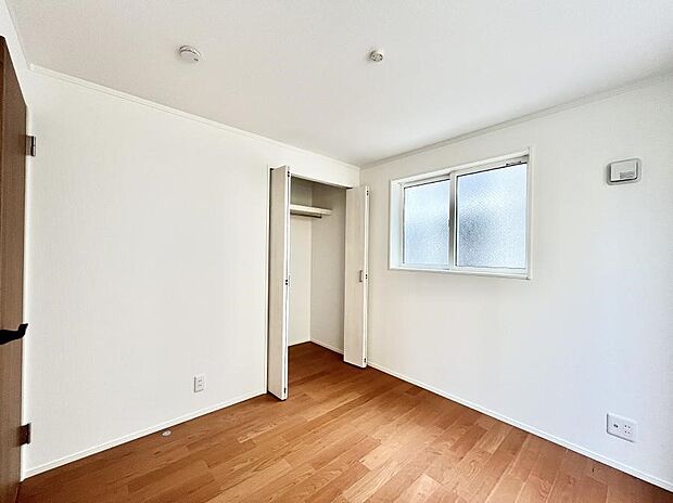 〜Bed Room〜 子供部屋はお子様にとって大変重な役割があります。子供一人で過ごす空間を与えることで、宿題や勉強時間も自然と増えまた自ら部屋の片付けや掃除なども促すことに繋がります。